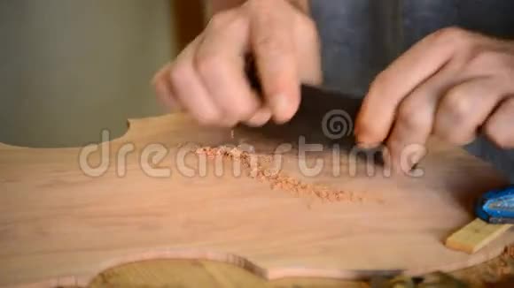 在工作场所制造仪器的Luthier视频的预览图