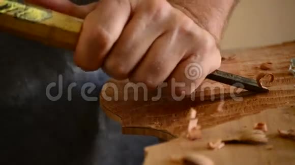卢蒂埃工匠用凿子做乐器视频的预览图