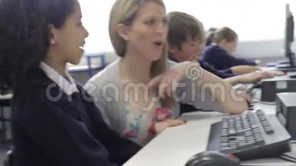 在计算机班帮助女学生的教师视频的预览图