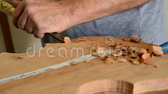 卢蒂尔工匠用凿子制造音乐乐器视频的预览图