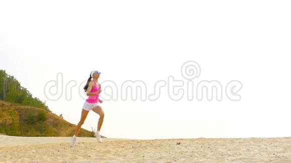 女孩从事运动慢跑视频的预览图
