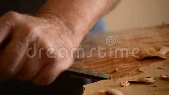 卢瑟匠用凿子制造乐器视频的预览图