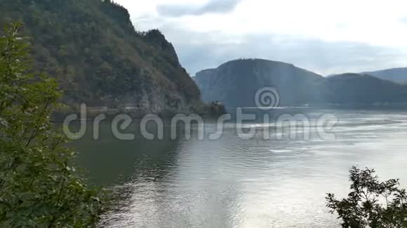 多瑙河三峡的秋天罗马尼亚和塞尔维亚的边界视频的预览图