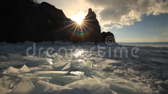在贝加尔湖冬季日落视频的预览图