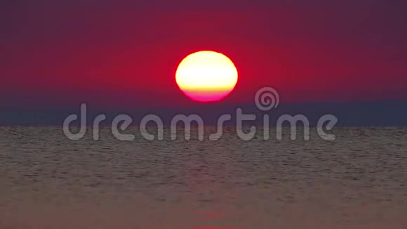 美丽的日出在巴拉顿湖上空视频的预览图