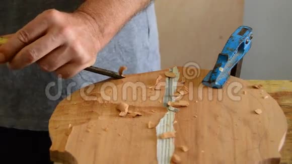卢蒂埃工匠在工作场所用凿子工作视频的预览图