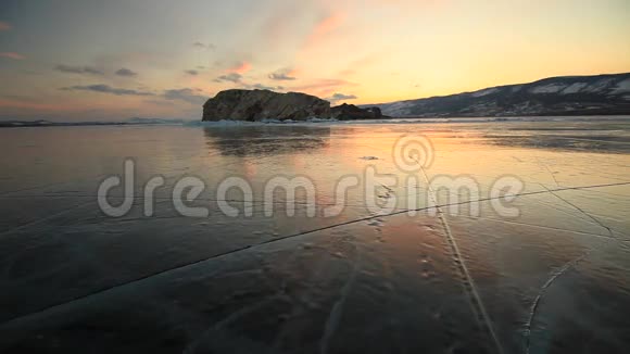 在贝加尔湖冬季日落视频的预览图