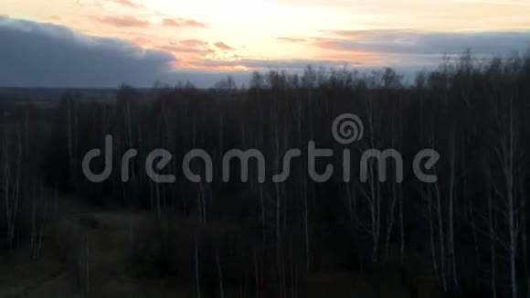 黄昏时的风景空中拍摄视频的预览图