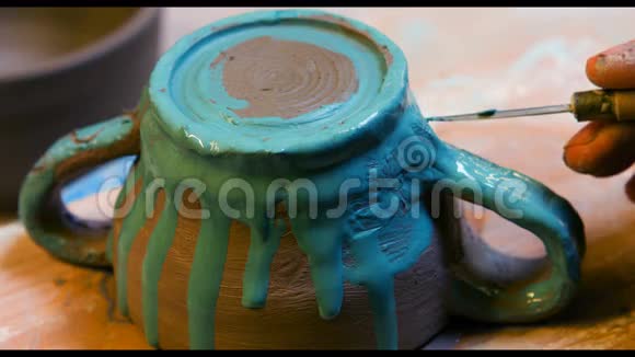 艺术家绘画陶器碗的手视频的预览图