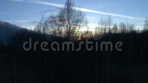 黄昏时的风景空中拍摄视频的预览图