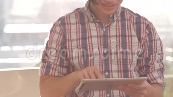 快乐的嬉皮士使用他的平板电脑视频的预览图