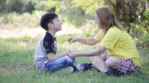 快乐的亚洲孩子和妈妈在公园玩耍视频的预览图
