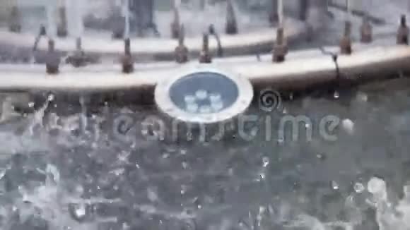 水流在喷泉中飞溅视频的预览图