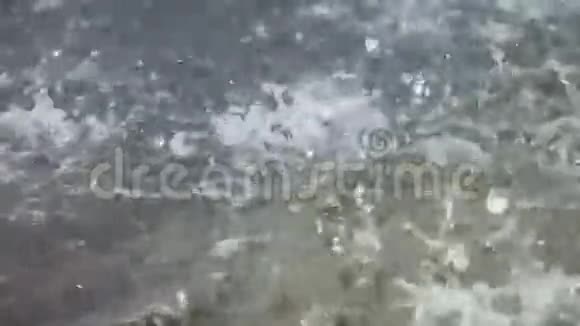 水面溅起水滴的特写镜头视频的预览图