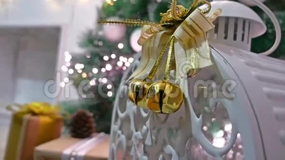 圣诞礼物室内圣诞树和客房新年玩具闪烁灯和壁炉视频的预览图