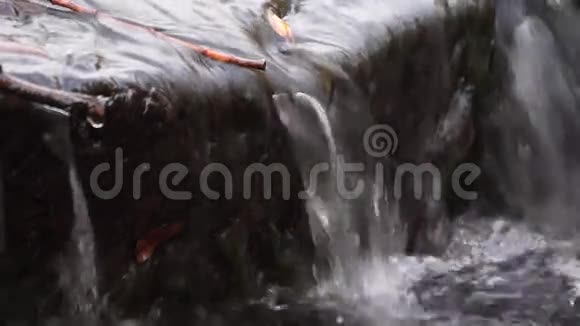 流动的水河流小溪安全视频的预览图