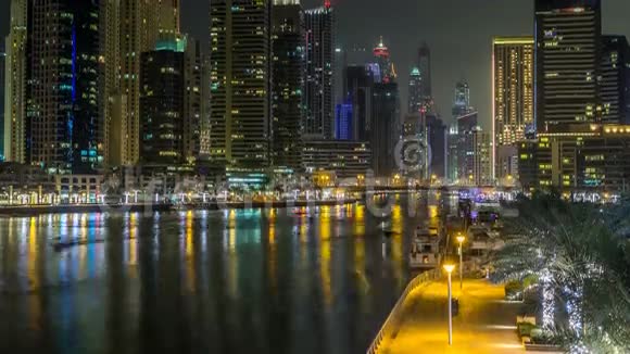迪拜海滨长廊夜间阿联酋顶部视图视频的预览图