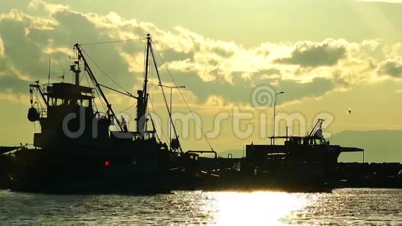 渔船和日落视频的预览图