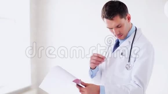 男医生开处方视频的预览图