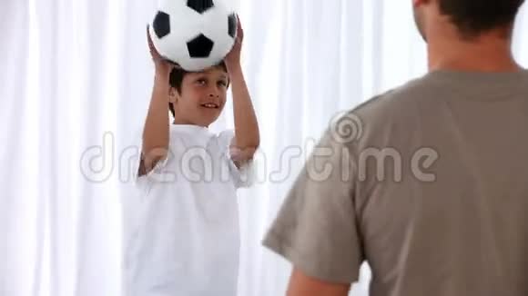 爸爸和他的儿子在踢足球视频的预览图
