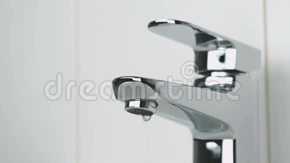浴室镀铬水龙头滴水视频的预览图