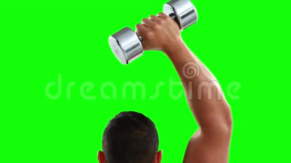 肌肉发达的人举起哑铃视频的预览图