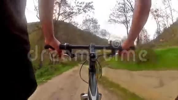 骑自行车下山视频的预览图