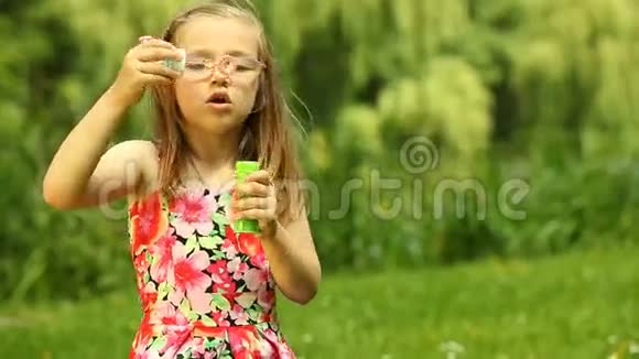 女孩子在户外吹肥皂泡视频的预览图