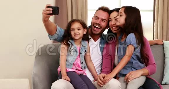 幸福家庭在沙发上自拍视频的预览图