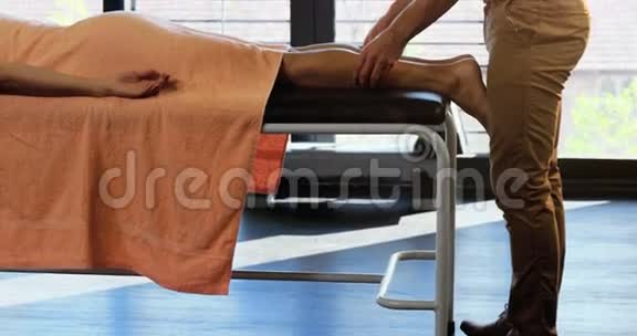 男性理疗师为女性病人提供腿部按摩视频的预览图