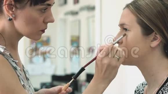 化妆师为年轻模特化妆视频的预览图