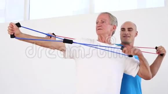 病人和他的医生做伸展运动视频的预览图