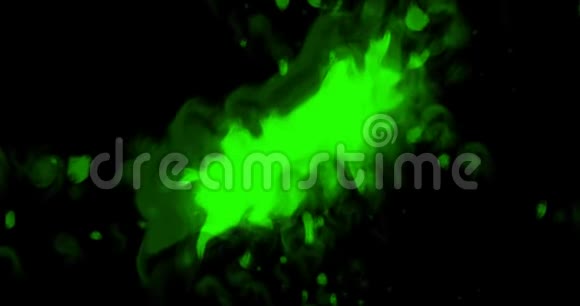 抽象漆刷笔划形状白色墨水溅出在色度键绿色屏幕上流动墨水溅出溅出效果视频的预览图
