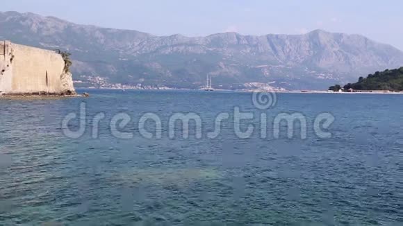 海岸线亚得里亚海海岸景观与度假胜地布德瓦视频的预览图