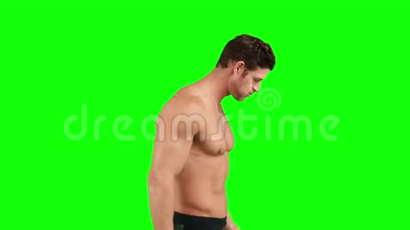 肌肉男伸展肌肉视频的预览图