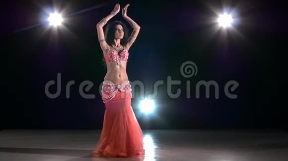 美丽的异国风情的肚皮舞女跳舞视频的预览图