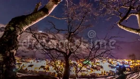 山谷在夜间运动4K视频的预览图