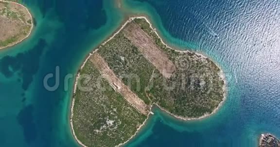 克罗地亚加列斯尼亚克岛的鸟瞰图视频的预览图