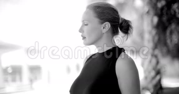 黑白商业妇女画像视频的预览图