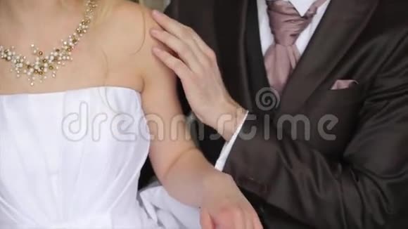 新婚夫妇牵着手幸福的新郎和新娘年轻的新婚夫妇新娘和新郎牵手年轻夫妇视频的预览图