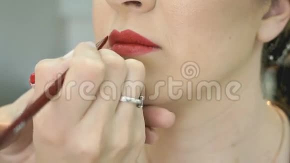 化妆师为时尚模特化妆视频的预览图
