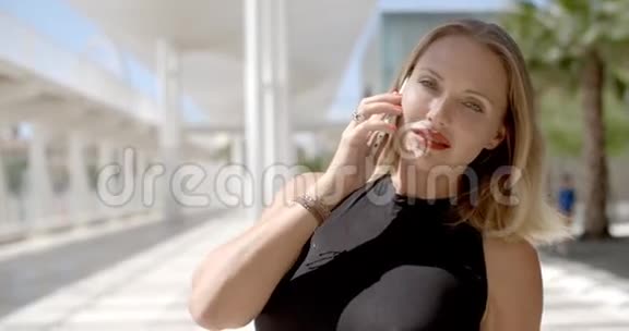 漂亮的商务女性使用手机视频的预览图