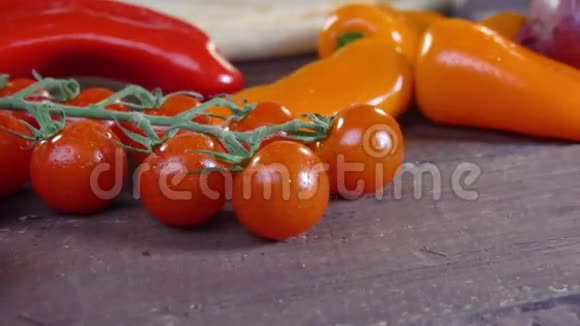准备新鲜蔬菜沙拉慢动作视频的预览图