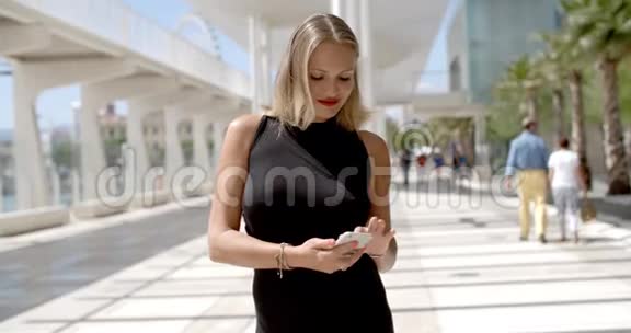 漂亮的商务女性使用手机视频的预览图