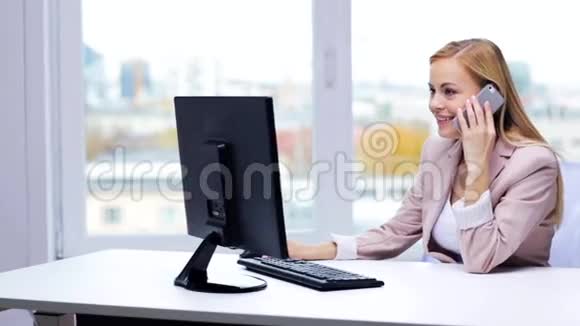 带着电脑和智能手机微笑的女商人视频的预览图