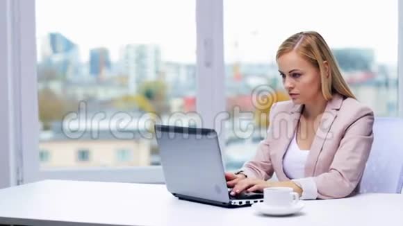 有笔记本电脑和咖啡的女商人视频的预览图