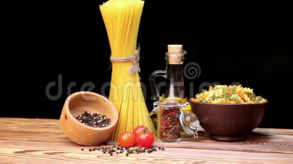 意大利面食意大利面食原料面粉一瓶橄榄油的面食静物香料意大利面工作室视频的预览图