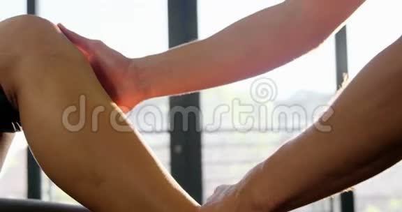 男性理疗师为女性病人做膝关节按摩视频的预览图