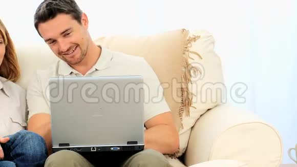 年轻夫妇用笔记本电脑视频的预览图