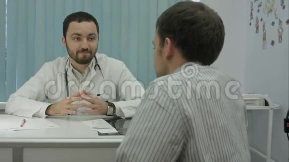 男性留胡子医生与男性患者临床视频的预览图